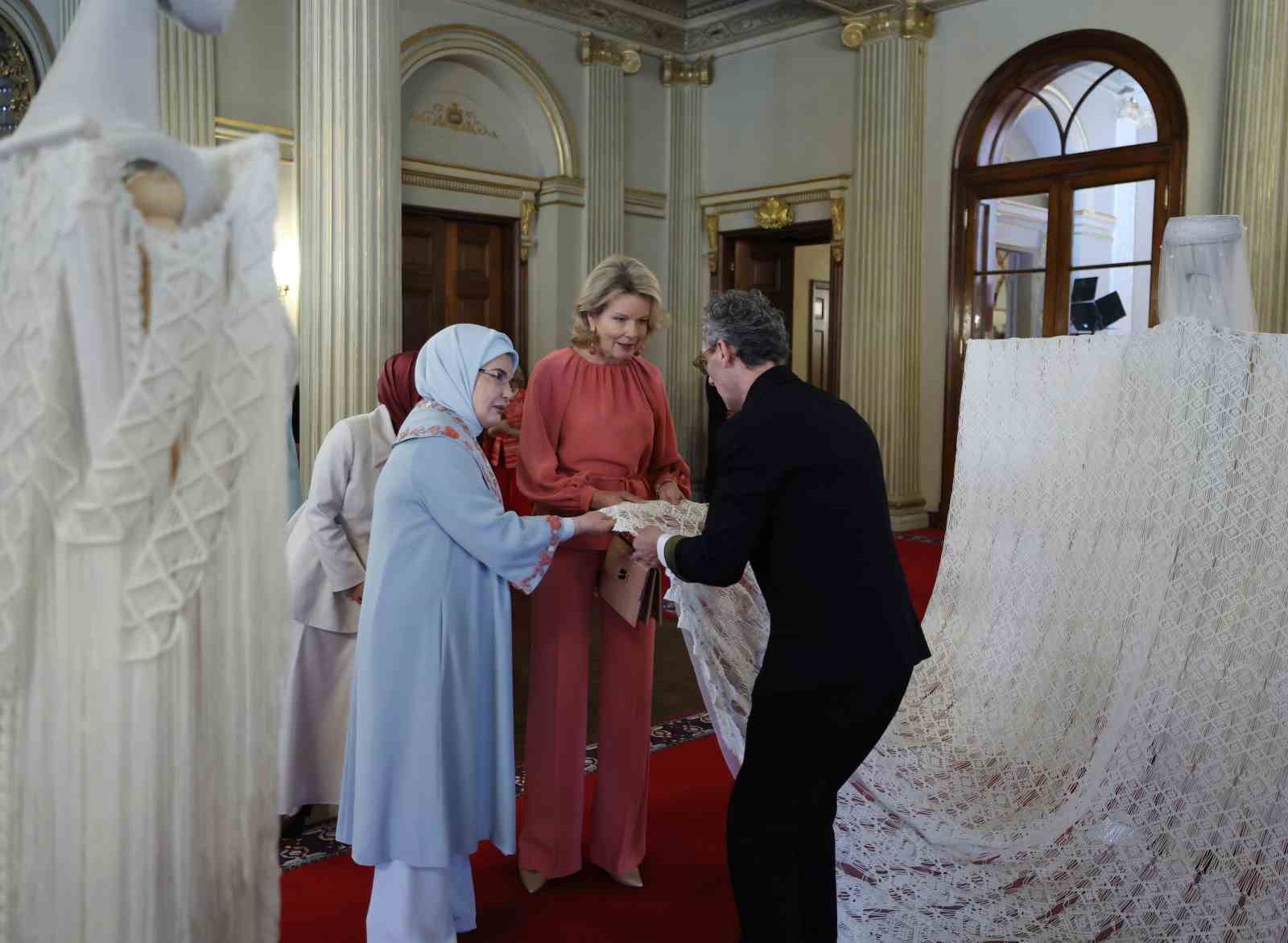 Emine Erdoğan, Belçika Kraliçesi Mathilde ile bir araya geldi 15 emine erdogan belcika kralicesi mathilde ile bir araya geldi 11 IdyDJqc9