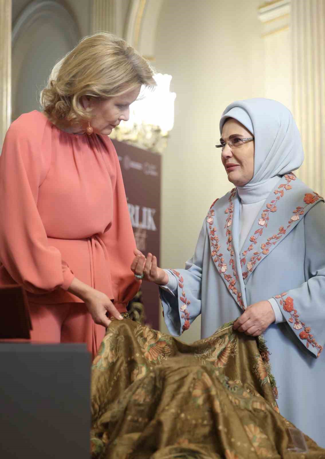 Emine Erdoğan, Belçika Kraliçesi Mathilde ile bir araya geldi 24 emine erdogan belcika kralicesi mathilde ile bir araya geldi 20 yA1DLYYN