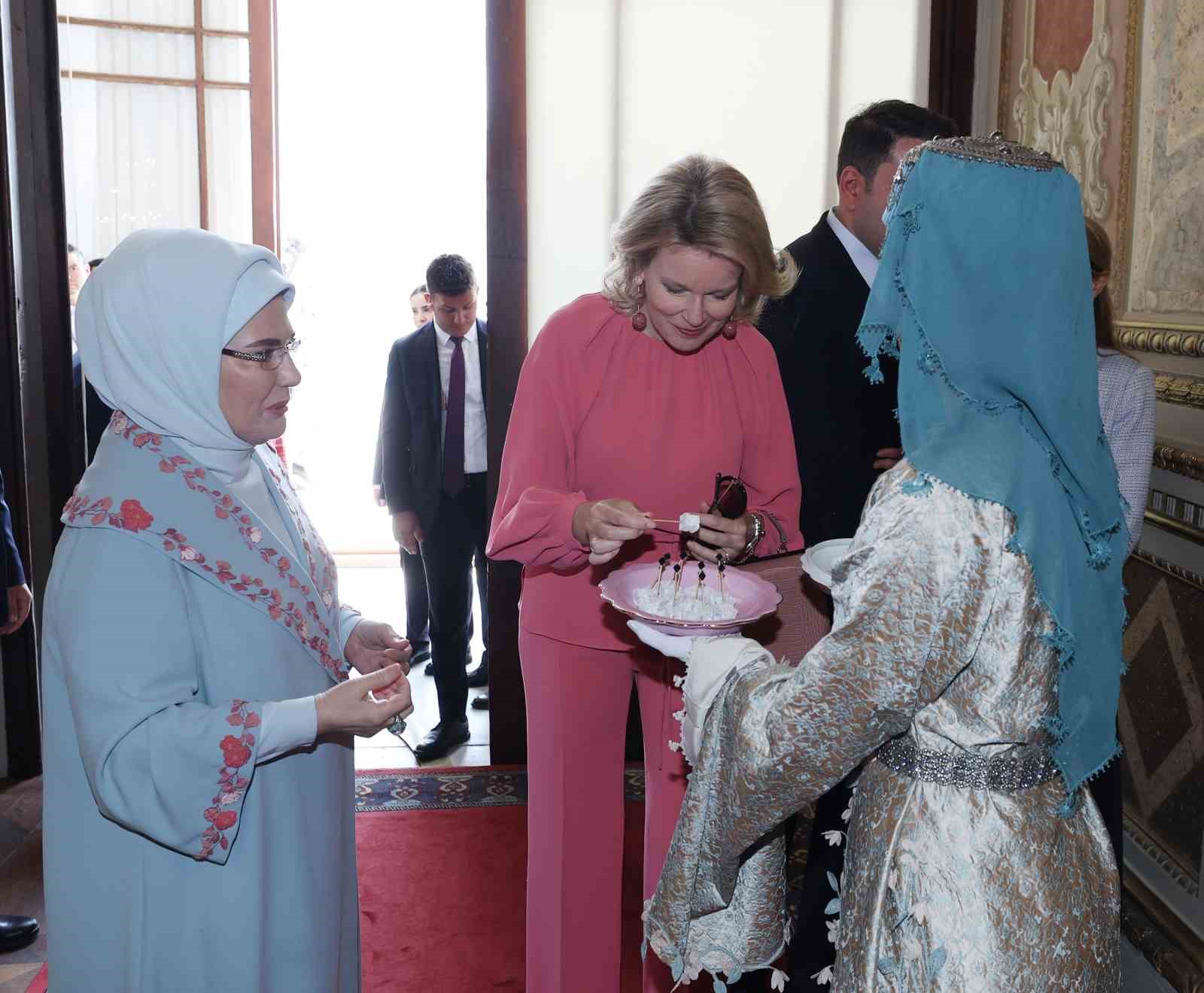 Emine Erdoğan, Belçika Kraliçesi Mathilde ile bir araya geldi 7 emine erdogan belcika kralicesi mathilde ile bir araya geldi 3 YN6pY81m