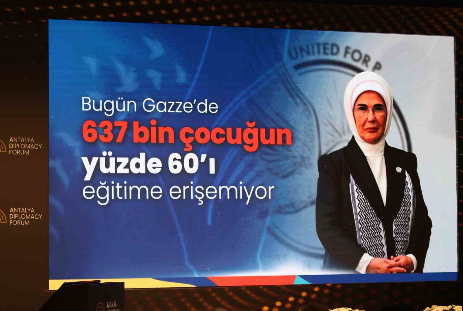 Emine Erdoğan: "Çocuklarımız için şiddeti özendiren ve sıradanlaştıran ne varsa, hangi mecrada ve ne kılıkta olursa olsun kararlılıkla mücadele etmek zorundayız" 7 emine erdogan cocuklarimiz icin siddeti ozendiren ve siradanlastiran ne varsa hangi mecrada ve ne