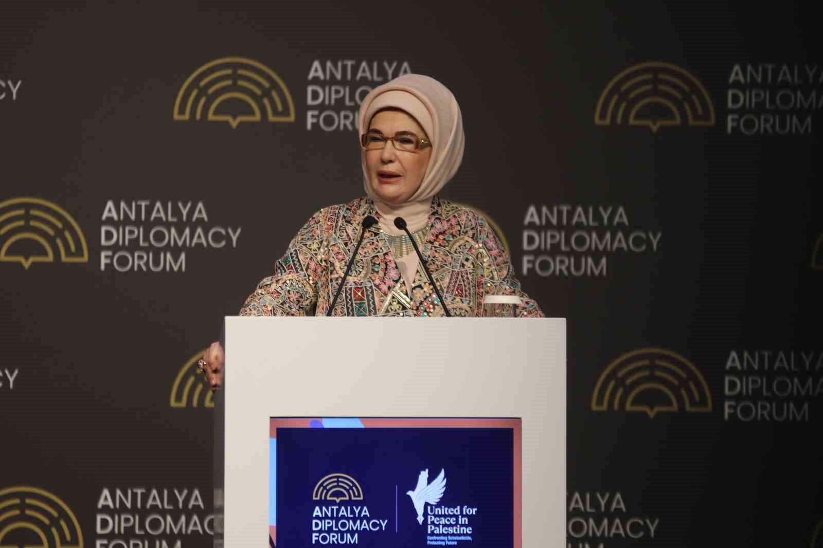 Emine Erdoğan: "Çocuklarımız için şiddeti özendiren ve sıradanlaştıran ne varsa, hangi mecrada ve ne kılıkta olursa olsun kararlılıkla mücadele etmek zorundayız" 5 emine erdogan cocuklarimiz icin siddeti ozendiren ve siradanlastiran ne varsa hangi mecrada ve ne UCzIANLb