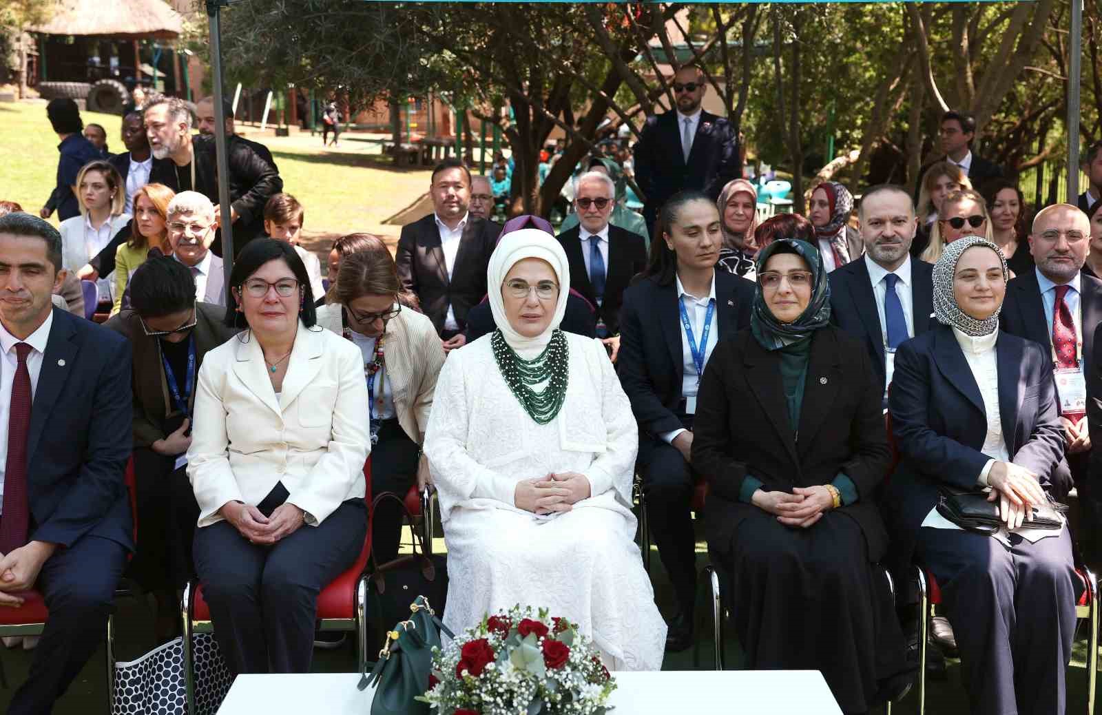emine erdogan guney afrikada uluslararasi maarif okulunu ziyaret etti 1 C2duMTPy