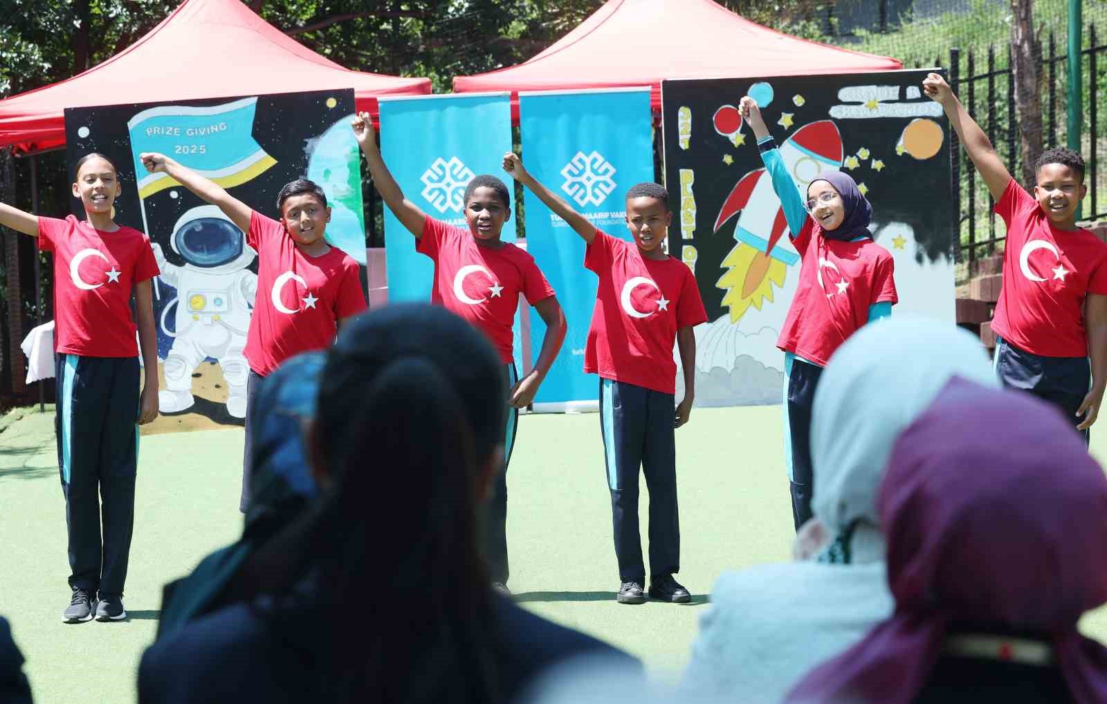 emine erdogan guney afrikada uluslararasi maarif okulunu ziyaret etti 10 dtTF76IL