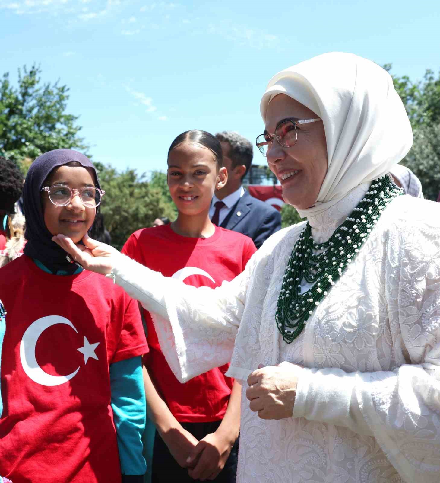 emine erdogan guney afrikada uluslararasi maarif okulunu ziyaret etti 11