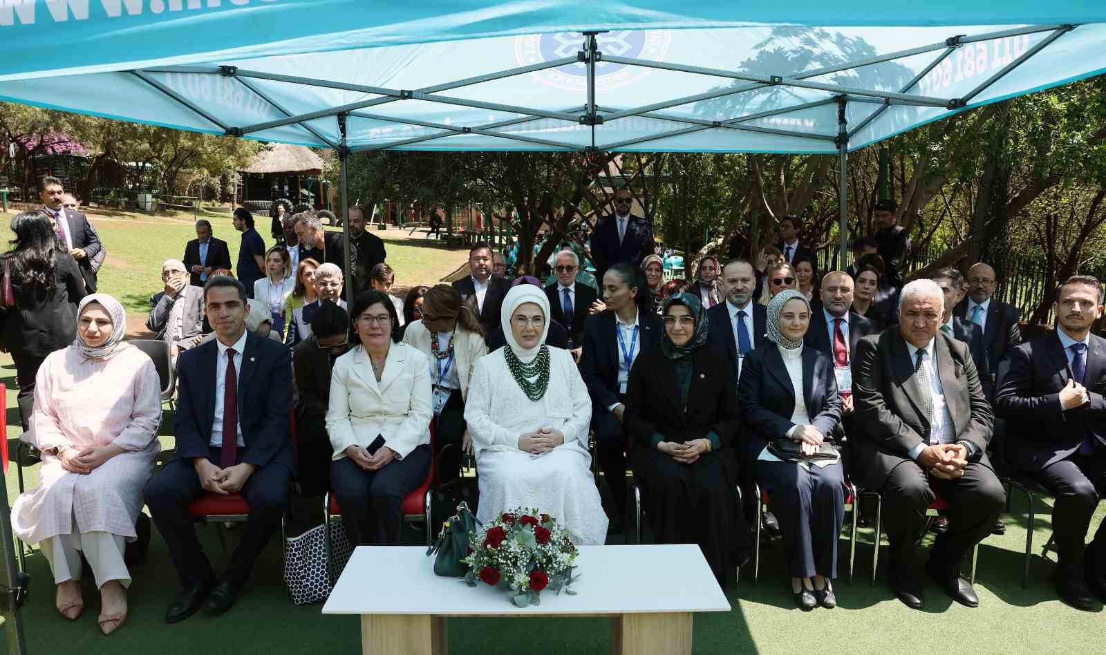 emine erdogan guney afrikada uluslararasi maarif okulunu ziyaret etti 2 rGJMA4m8