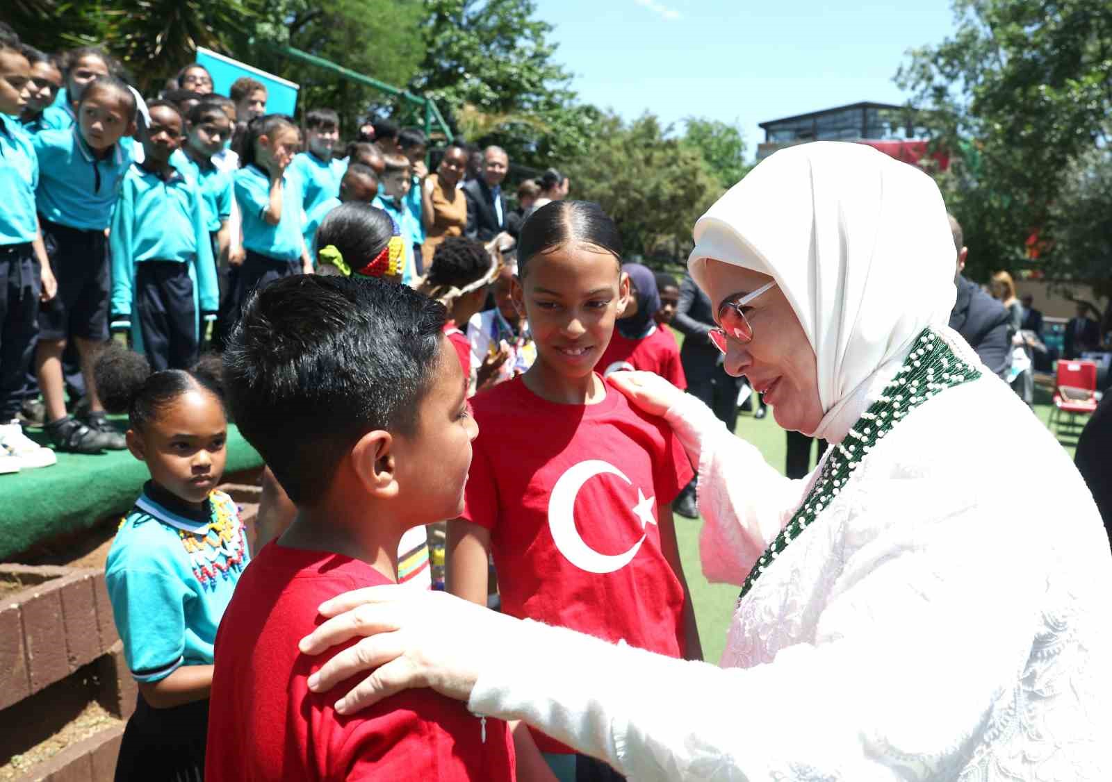 emine erdogan guney afrikada uluslararasi maarif okulunu ziyaret etti 7 138fA6bf