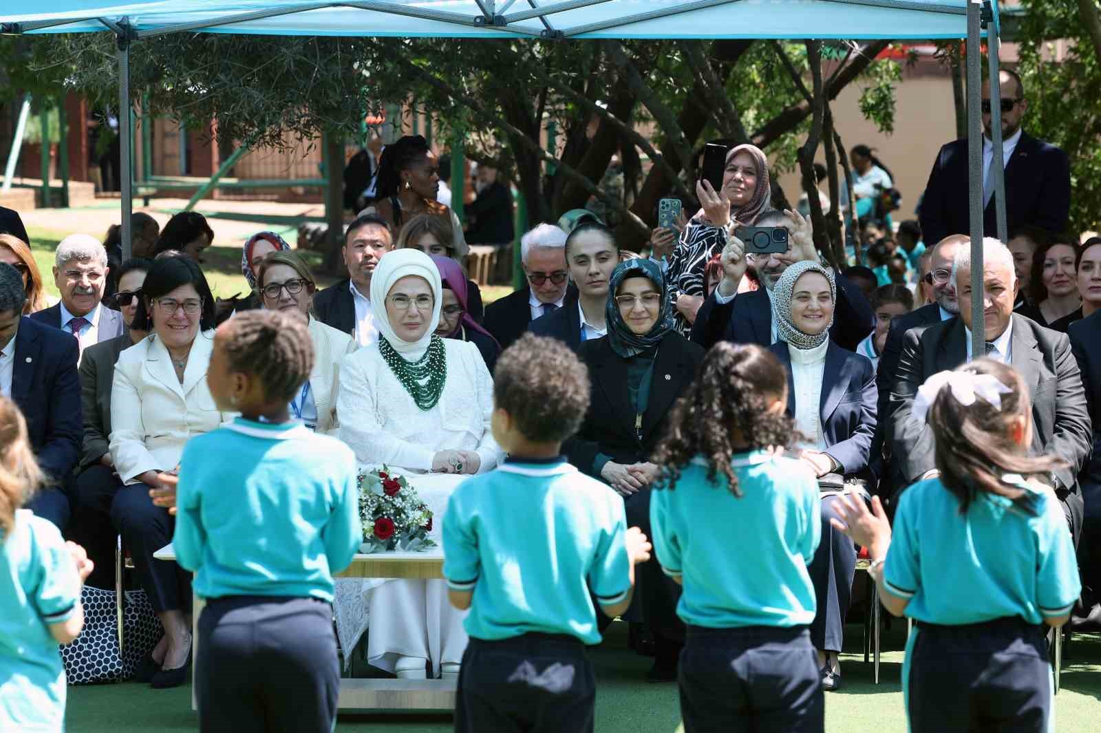 emine erdogan guney afrikada uluslararasi maarif okulunu ziyaret etti 8 O3C2FwLH