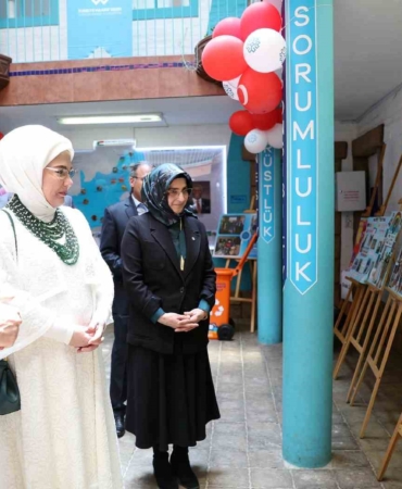 emine-erdogan-guney-afrikada-uluslararasi-maarif-okulunu-ziyaret-etti-Je7JsDsn.jpg
