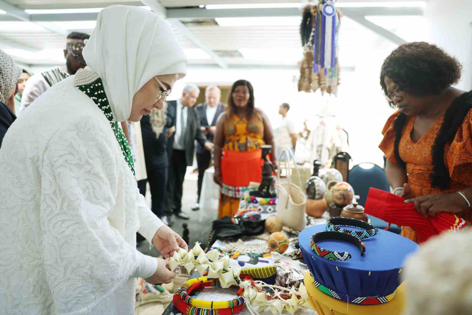 emine erdogan guney afrikada yunus emre enstitusunu ziyaret etti 5 8e7aeLlb