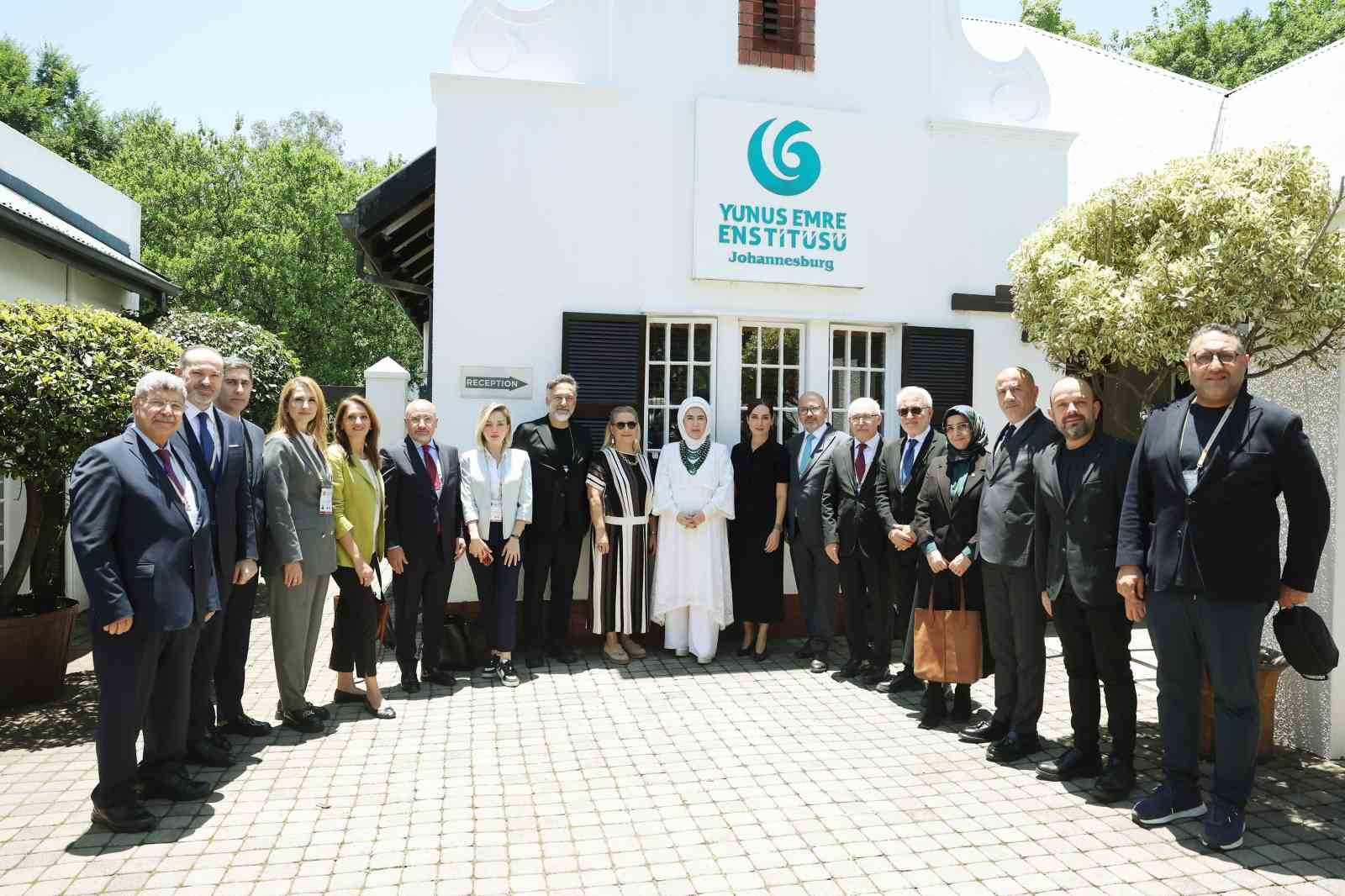 emine erdogan guney afrikada yunus emre enstitusunu ziyaret etti 7 AkdU4PjX