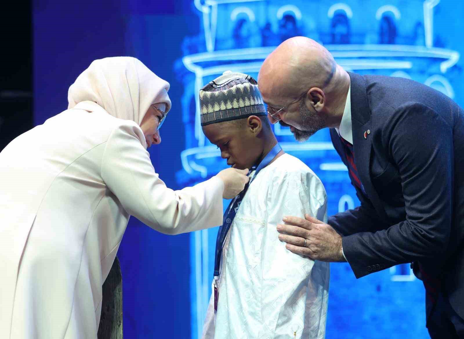 emine erdogan insanligin bilimsel ilerleyisinde yepyeni bir cigir acan yapay zeka bir savas suclusuna r4RWkbLi