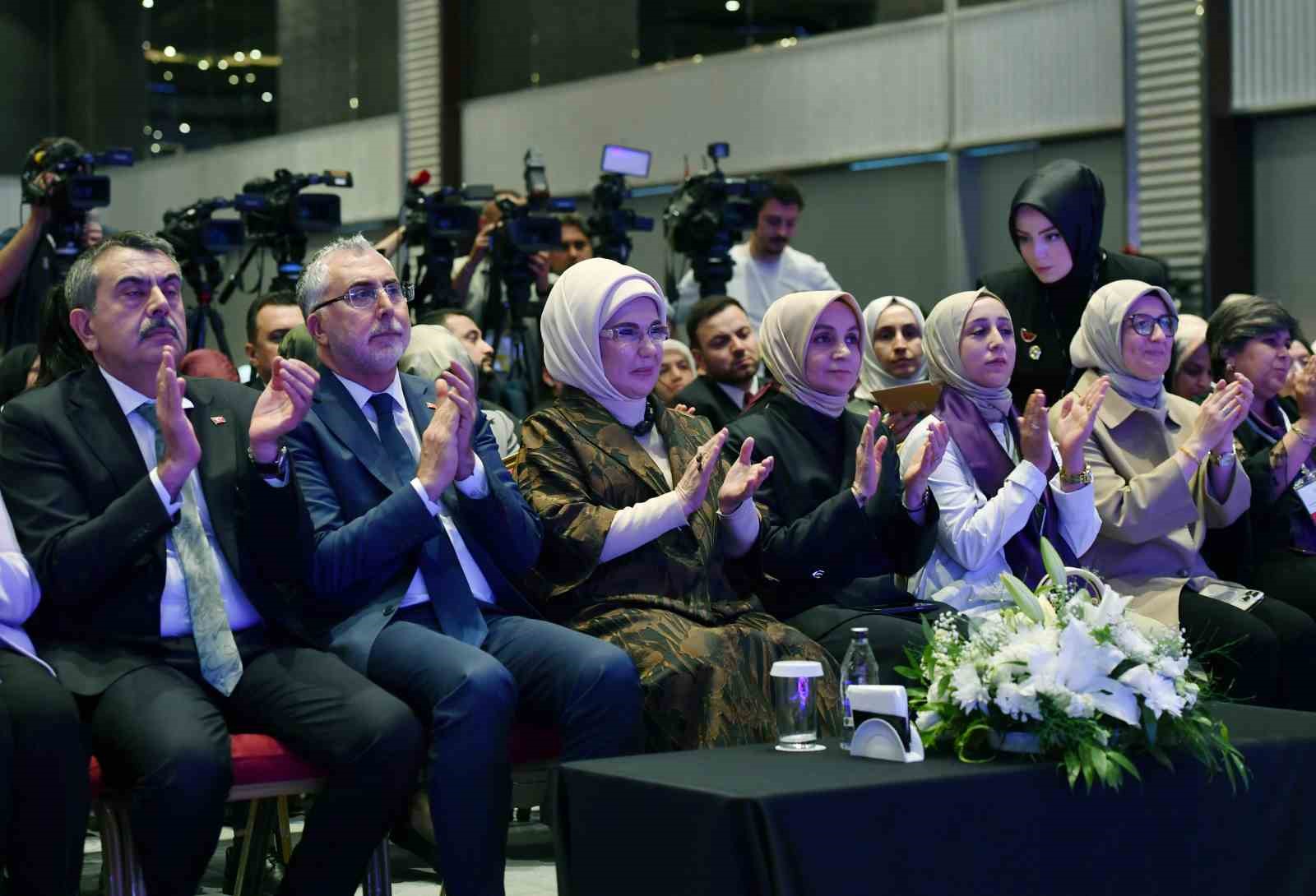 emine erdogan kadinlarin ekonomik hayata katilmasi afet sonrasi toparlanma doneminde buyuk oneme sahiptir 18 1gsjHivX