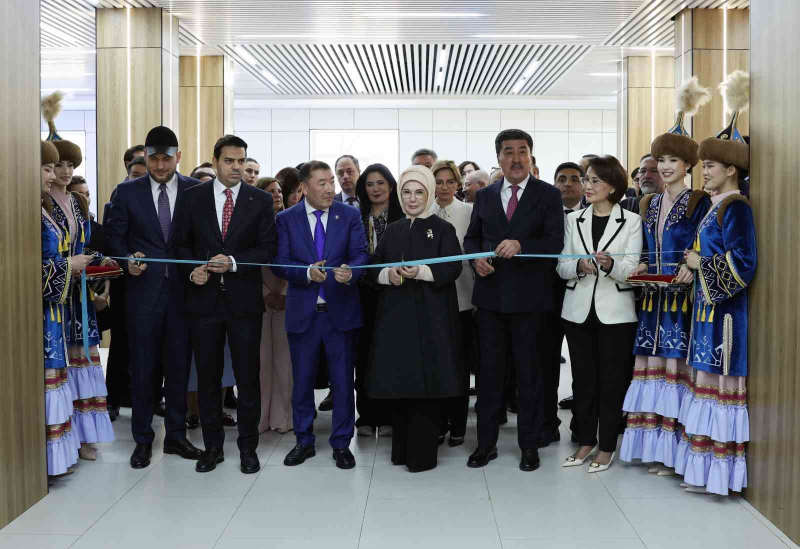 emine erdogan kazakistanda sifir atik egitim laboratuvarinin acilisini yapti 0 VXCUbIst