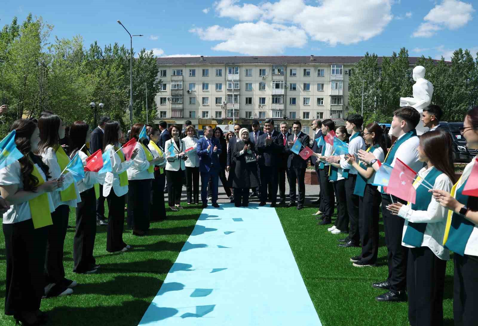 emine erdogan kazakistanda sifir atik egitim laboratuvarinin acilisini yapti 2 4rrNB4py