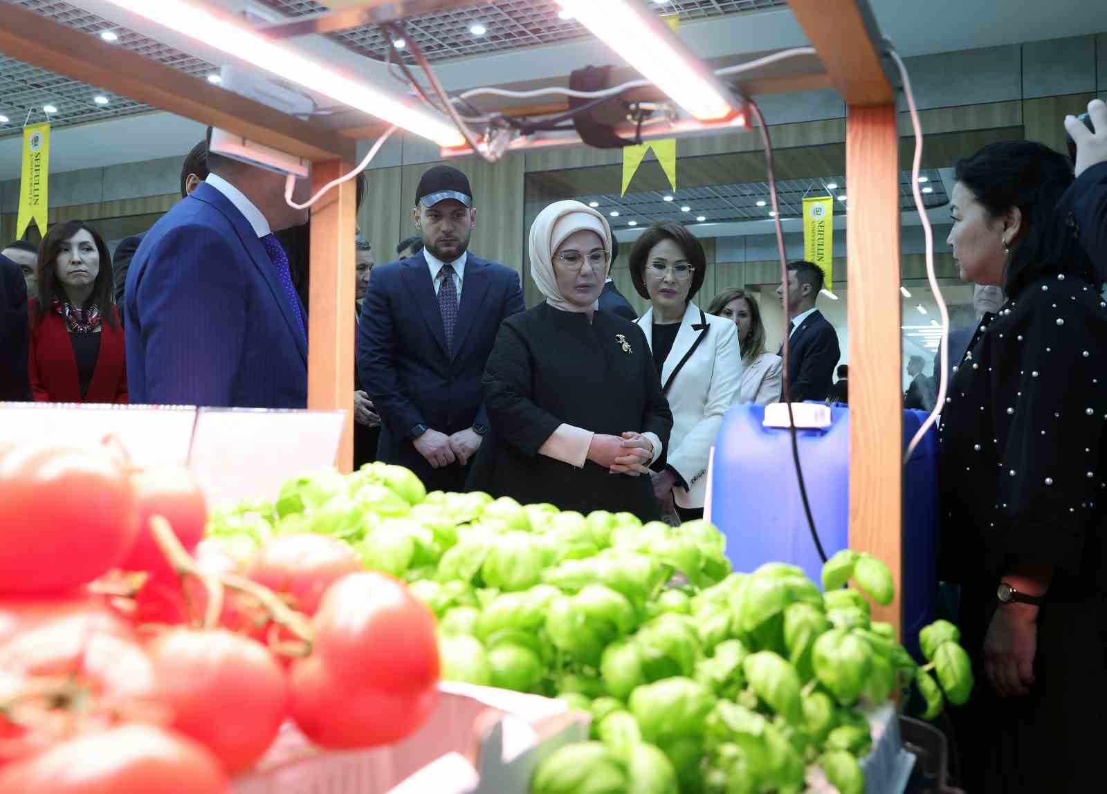 emine erdogan kazakistanda sifir atik egitim laboratuvarinin acilisini yapti 4