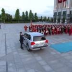 emine-erdogan-macronun-elini-opmesine-izin-vermedi-PmLNyXQu.jpg
