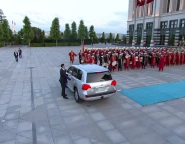 emine-erdogan-macronun-elini-opmesine-izin-vermedi-PmLNyXQu.jpg