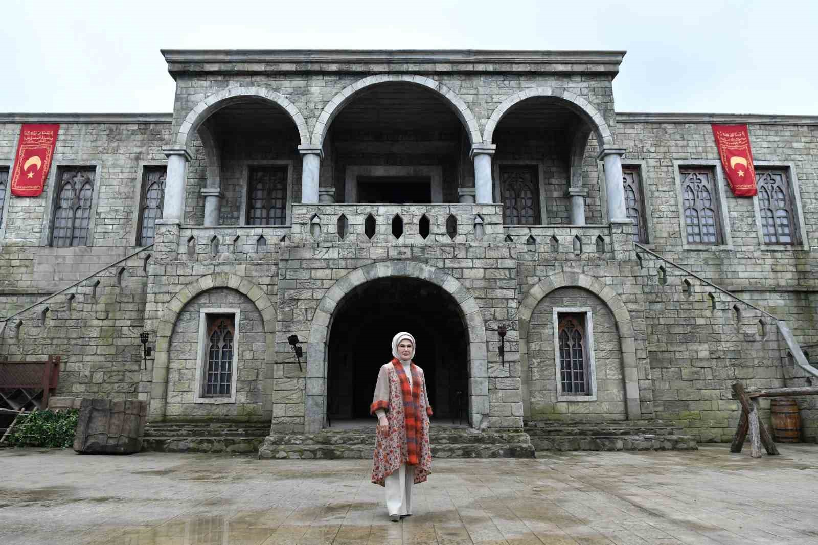 emine erdogan onursal baskani oldugu dernek ve vakiflarin temsilcileriyle bir araya geldi 8 fk48up4v