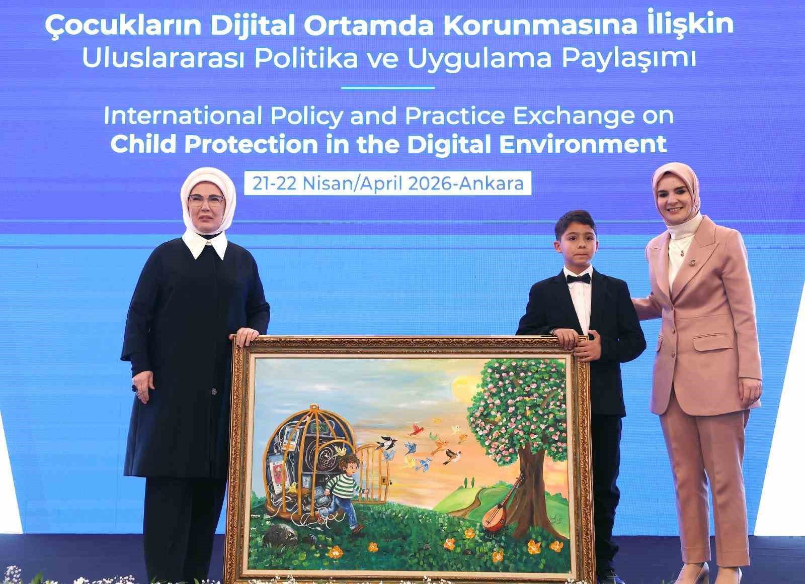 Emine Erdoğan: "Özellikle teknoloji şirketlerinin hesap verebilir olmaları ve çocuk dostu tasarım yapmaları bir zorunluluktur" 8 emine erdogan ozellikle teknoloji sirketlerinin hesap verebilir olmalari ve cocuk dostu tasarim yapmalari bir iXvRvEmn