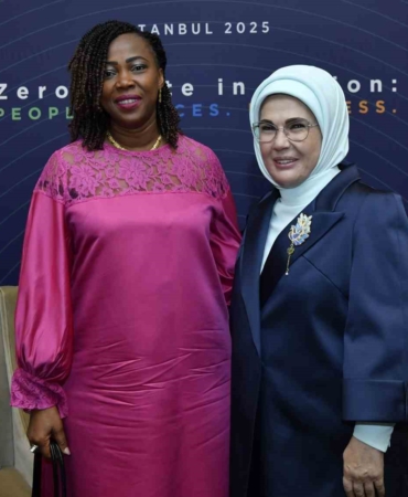 emine-erdogan-sierra-leone-cumhurbaskaninin-esi-fatima-maada-bio-ile-gorustu-NAOWyde4.jpg