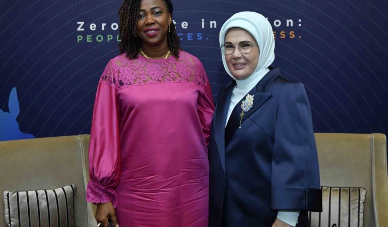 emine-erdogan-sierra-leone-cumhurbaskaninin-esi-fatima-maada-bio-ile-gorustu-NAOWyde4.jpg
