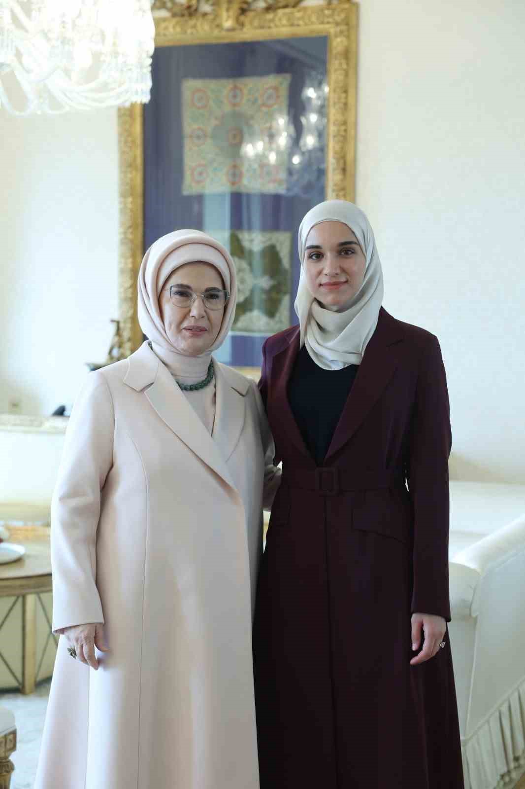 emine erdogan suriye cumhurbaskani saranin esi latife el durubi ile gorustu 0 CVpD39BA