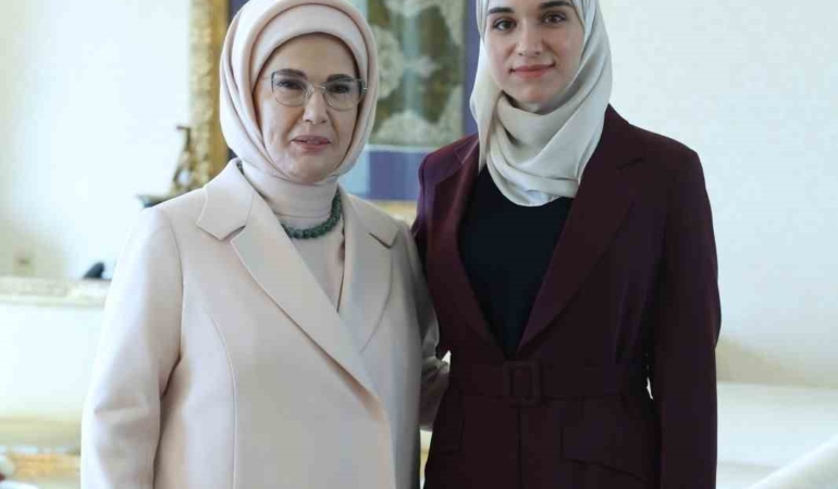 emine-erdogan-suriye-cumhurbaskani-saranin-esi-latife-el-durubi-ile-gorustu-98EDnqEa.jpg