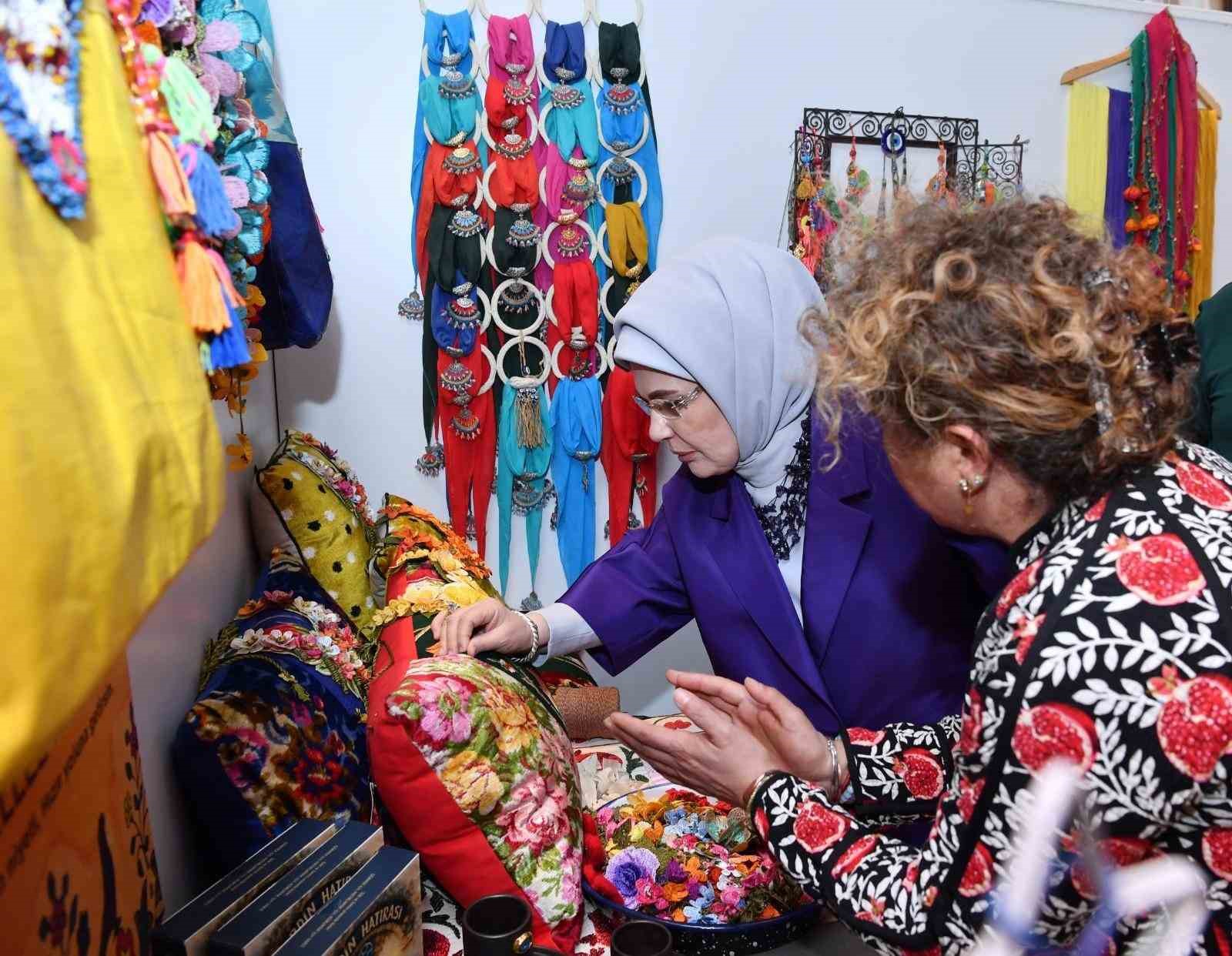 Emine Erdoğan, TOGEM-DER’in geleneksel "Cemre Çarşısı"nın açılışına katıldı 5 emine erdogan togem derin geleneksel cemre carsisinin acilisina katildi 1 gr2smeNX