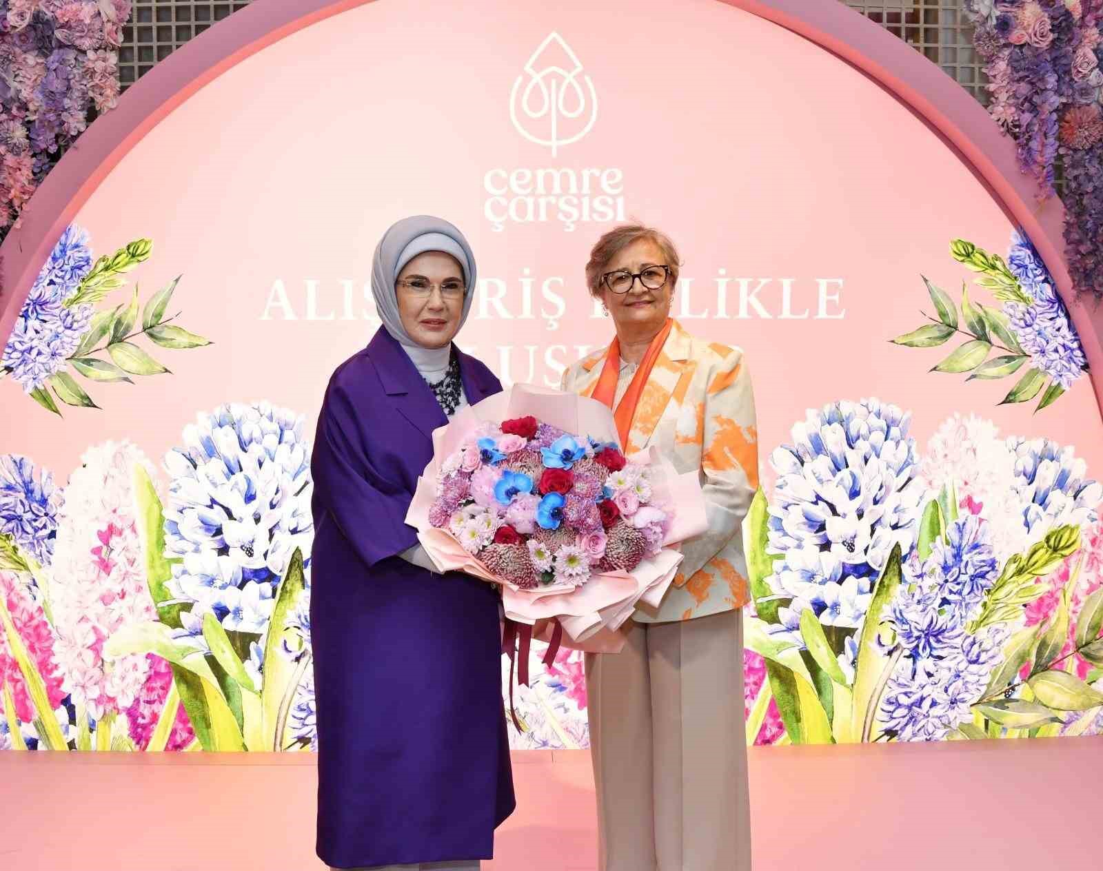 Emine Erdoğan, TOGEM-DER’in geleneksel "Cemre Çarşısı"nın açılışına katıldı 6 emine erdogan togem derin geleneksel cemre carsisinin acilisina katildi 2
