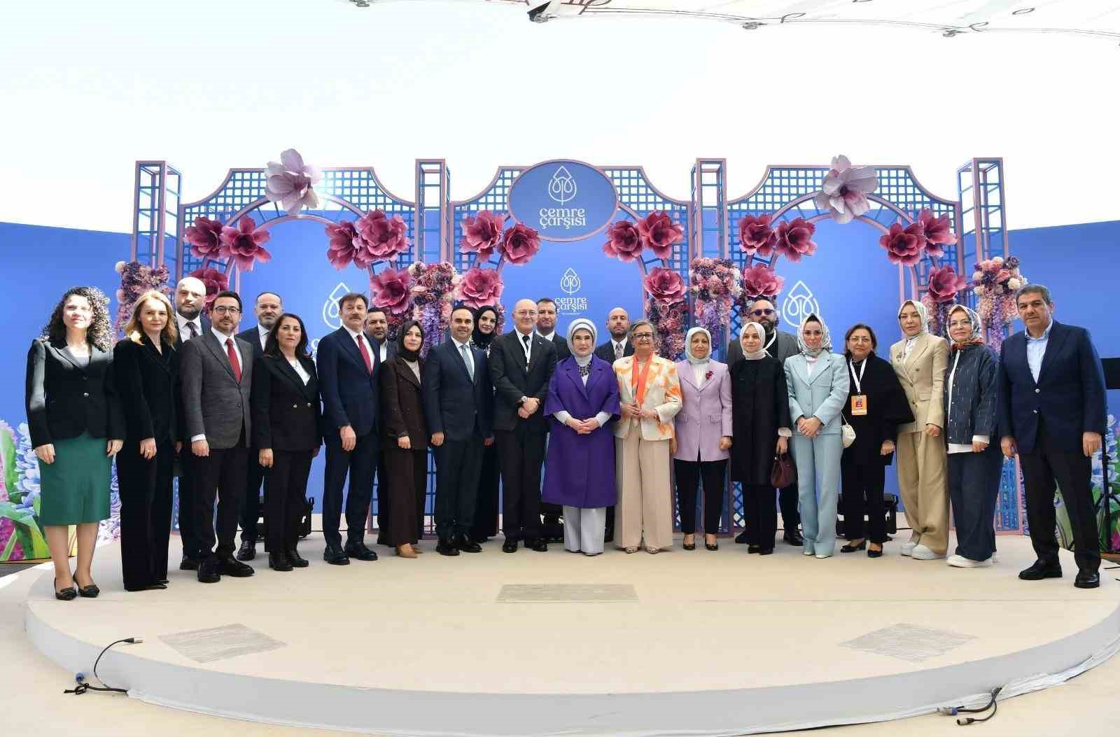 Emine Erdoğan, TOGEM-DER’in geleneksel "Cemre Çarşısı"nın açılışına katıldı 9 emine erdogan togem derin geleneksel cemre carsisinin acilisina katildi 5 PZWpuWRY