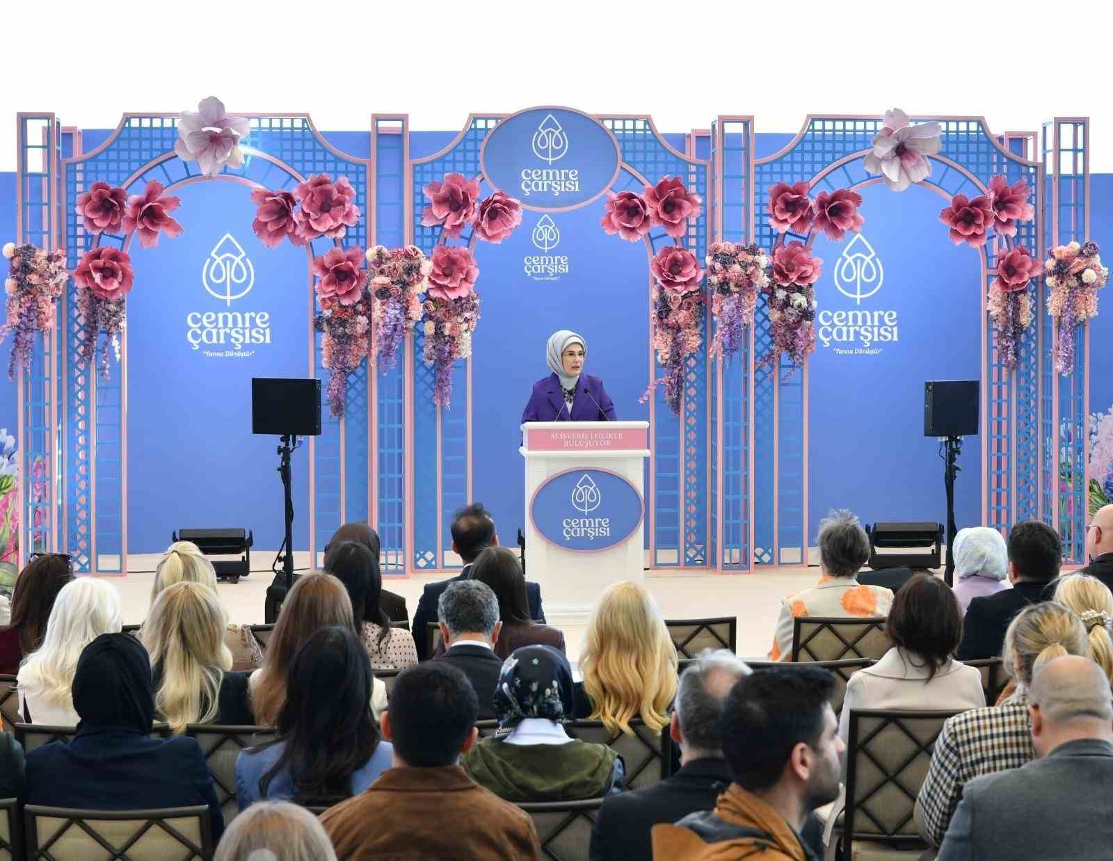 Emine Erdoğan, TOGEM-DER’in geleneksel "Cemre Çarşısı"nın açılışına katıldı 10 emine erdogan togem derin geleneksel cemre carsisinin acilisina katildi 6 RnzdF8fV