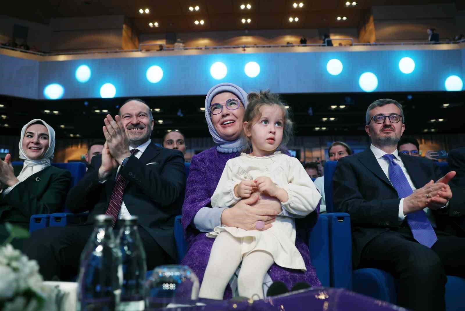 emine erdogan trt uluslararasi cocuk medyasi zirvesine katildi 10 YvsSkzEU