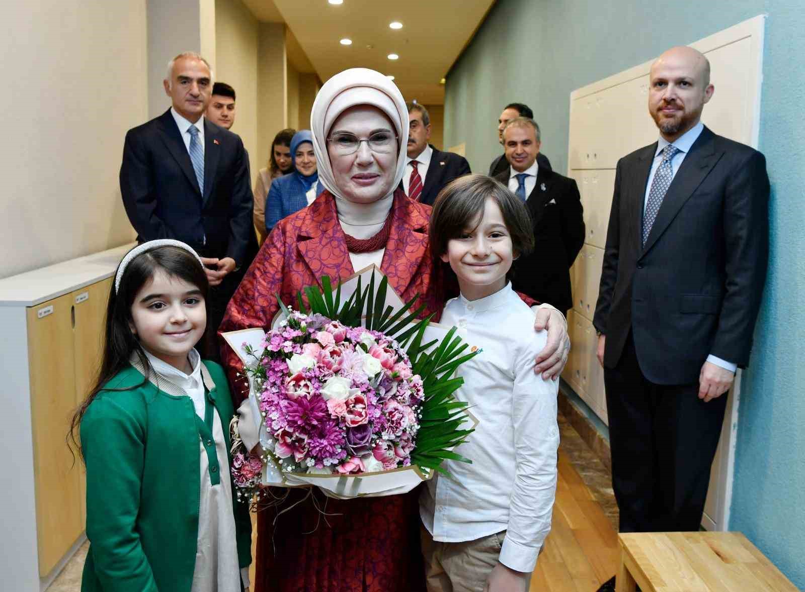 emine erdogan turk muzigini olusturan tum dallari varligimizin ayrilmaz bir parcasi olarak gormek zorundayiz KzXSch75