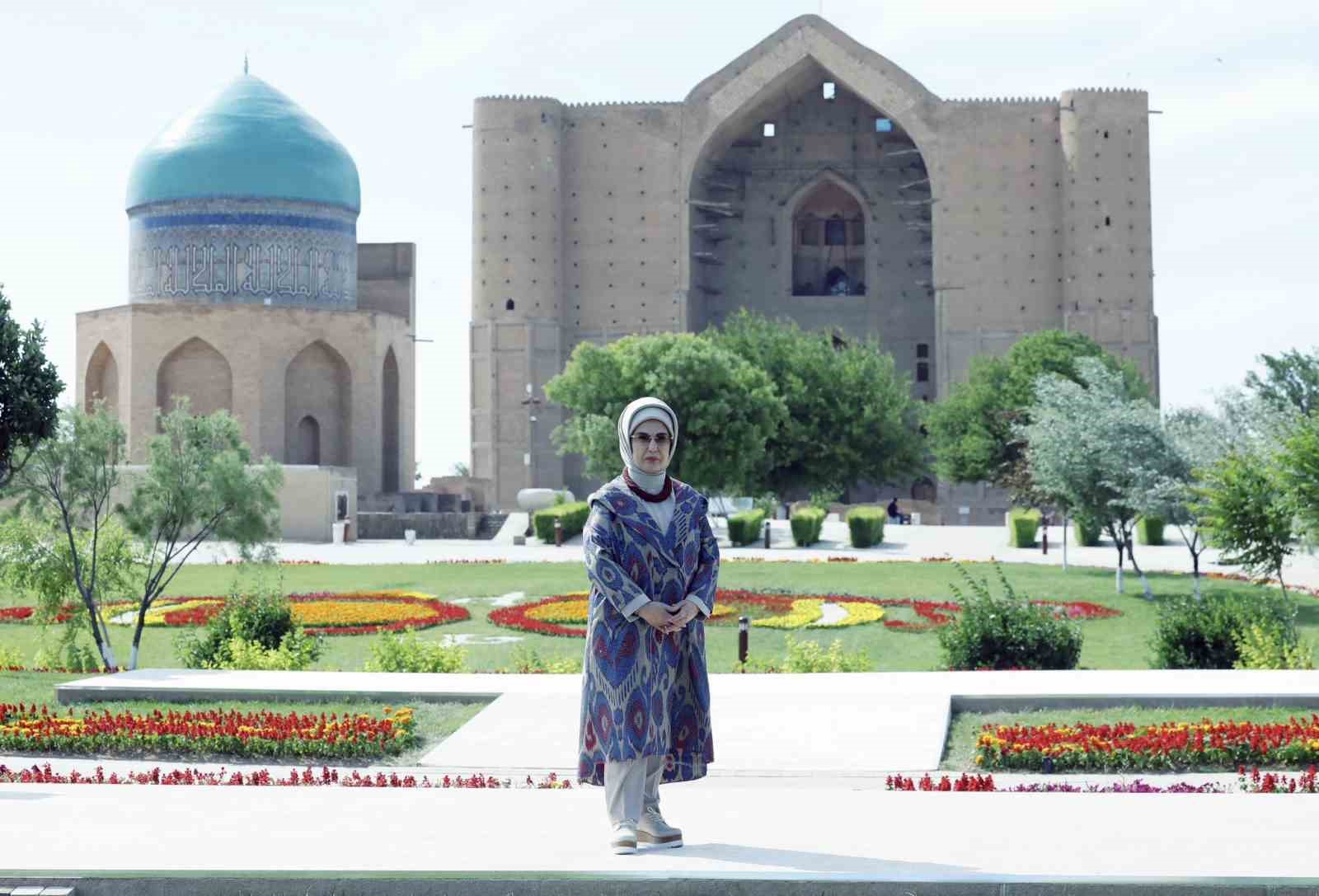 Emine Erdoğan, Türkistan’da Hoca Ahmet Yesevi Türbesi’ni ziyaret etti 5 emine erdogan turkistanda hoca ahmet yesevi turbesini ziyaret etti 1