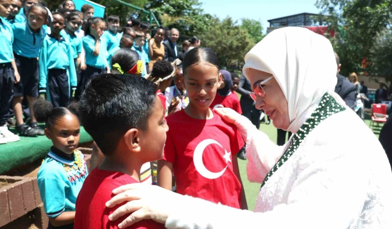 emine-erdogandan-guney-afrika-ziyaretine-iliskin-paylasim-Vqg95Xld.jpg