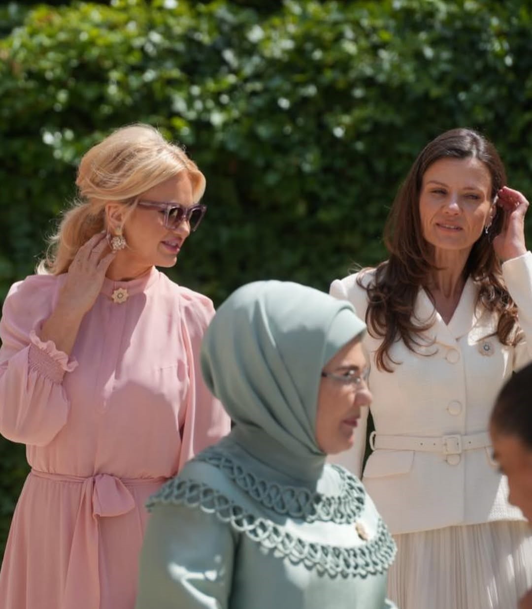 emine erdoganin devlet liderleri esleri yemeginde ajda pekkan konseri 0