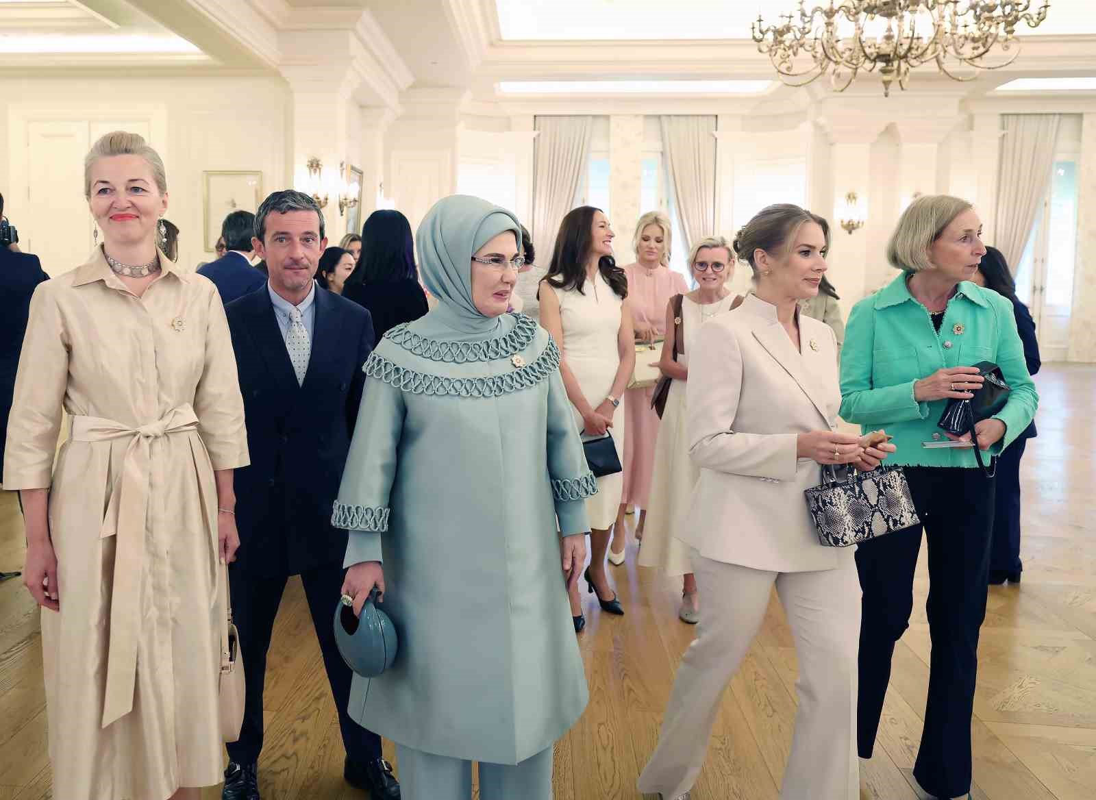 Emine Erdoğan’ın NATO marjında buluşturduğu lider eşleri "Çocuklar, Teknoloji ve Güvenlik" konusunu ele aldı 4 emine erdoganin nato marjinda bulusturdugu lider esleri cocuklar teknoloji ve guvenlik konusunu ele aldi 1TFM7kQ1