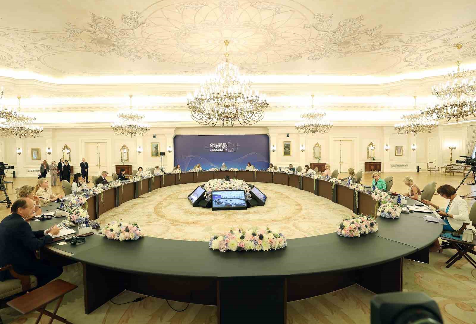 Emine Erdoğan’ın NATO marjında buluşturduğu lider eşleri "Çocuklar, Teknoloji ve Güvenlik" konusunu ele aldı 10 emine erdoganin nato marjinda bulusturdugu lider esleri cocuklar teknoloji ve guvenlik konusunu ele aldi 2gBJkHsb