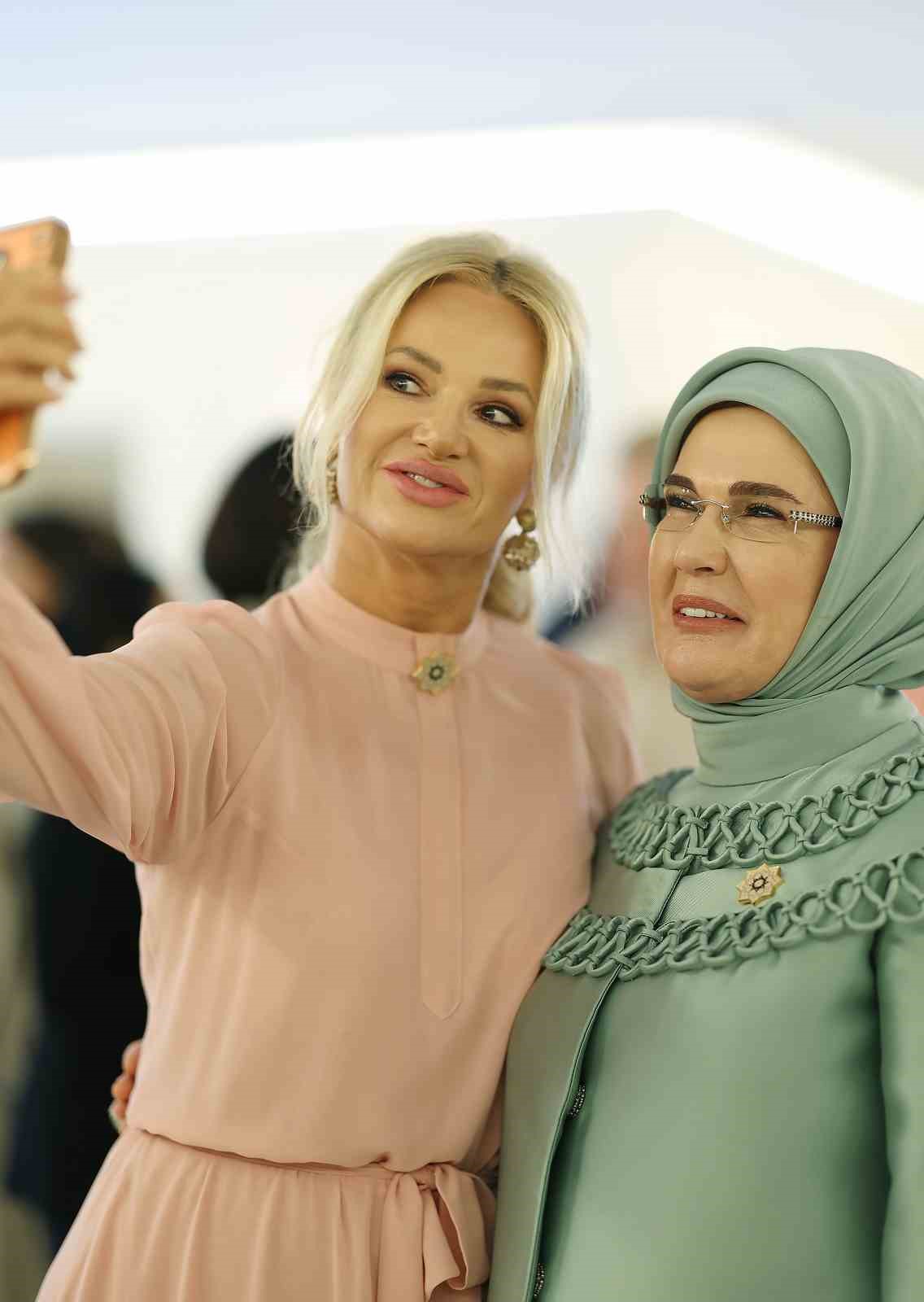 Emine Erdoğan’ın NATO marjında buluşturduğu lider eşleri "Çocuklar, Teknoloji ve Güvenlik" konusunu ele aldı 14 emine erdoganin nato marjinda bulusturdugu lider esleri cocuklar teknoloji ve guvenlik konusunu ele aldi 6KkYw9aD