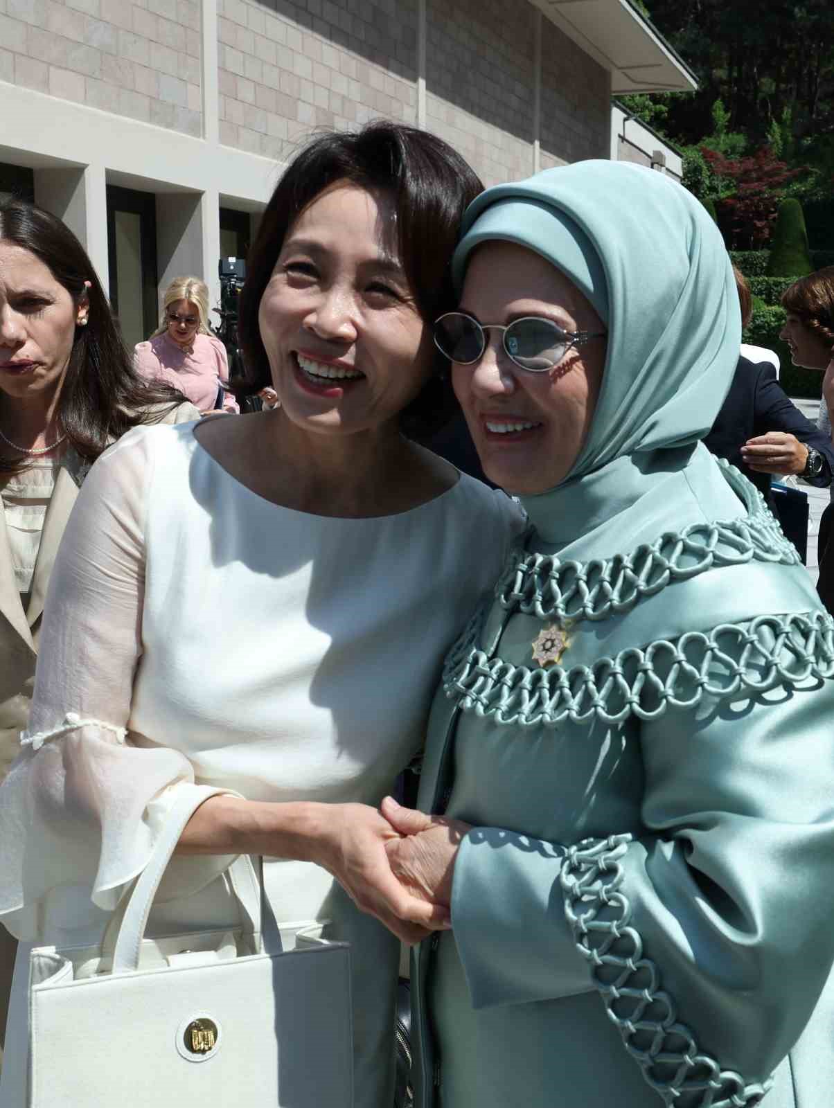 Emine Erdoğan’ın NATO marjında buluşturduğu lider eşleri "Çocuklar, Teknoloji ve Güvenlik" konusunu ele aldı 15 emine erdoganin nato marjinda bulusturdugu lider esleri cocuklar teknoloji ve guvenlik konusunu ele aldi