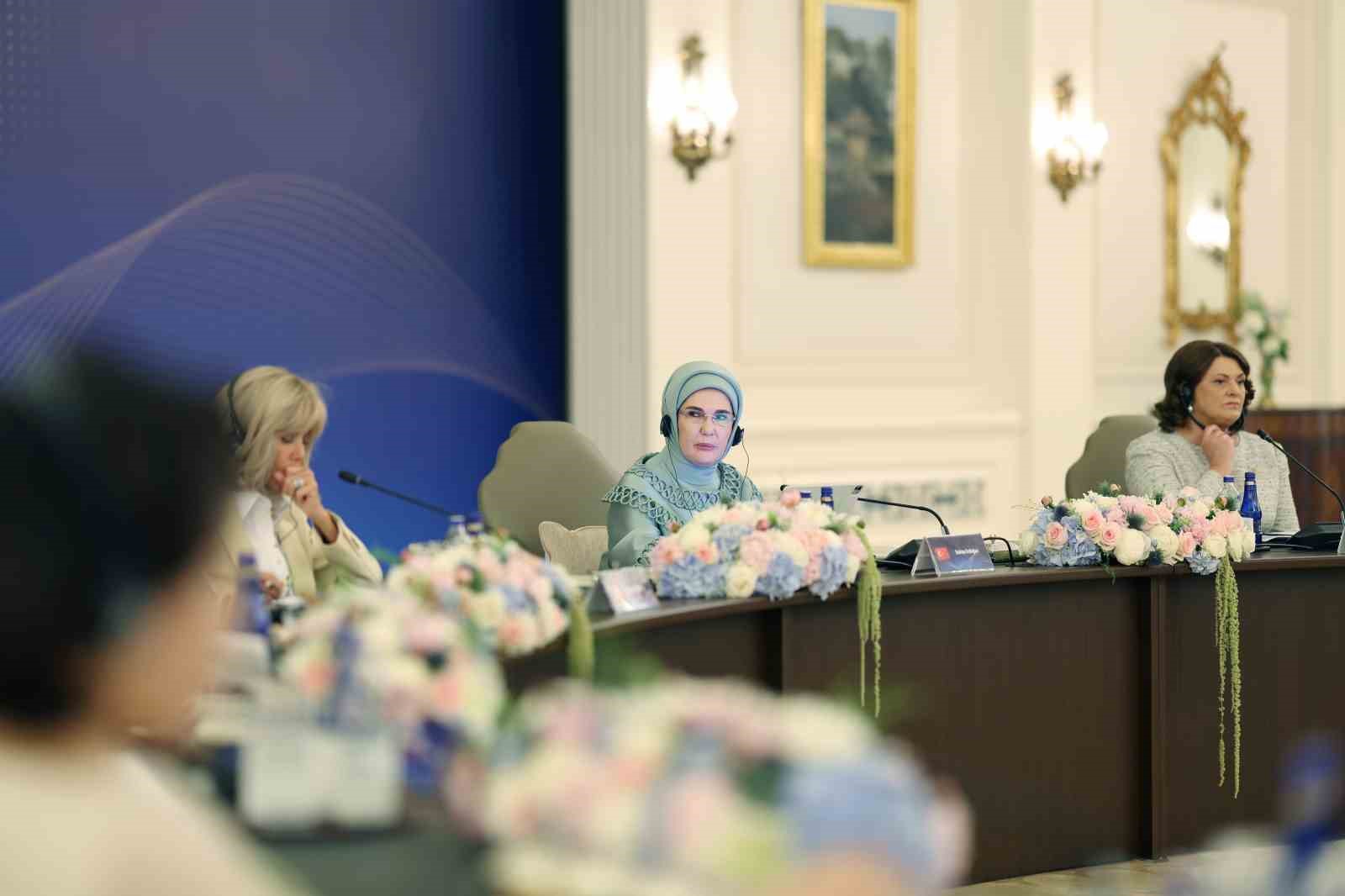 Emine Erdoğan’ın NATO marjında buluşturduğu lider eşleri "Çocuklar, Teknoloji ve Güvenlik" konusunu ele aldı 7 emine erdoganin nato marjinda bulusturdugu lider esleri cocuklar teknoloji ve guvenlik konusunu ele aldi VMALNH4G