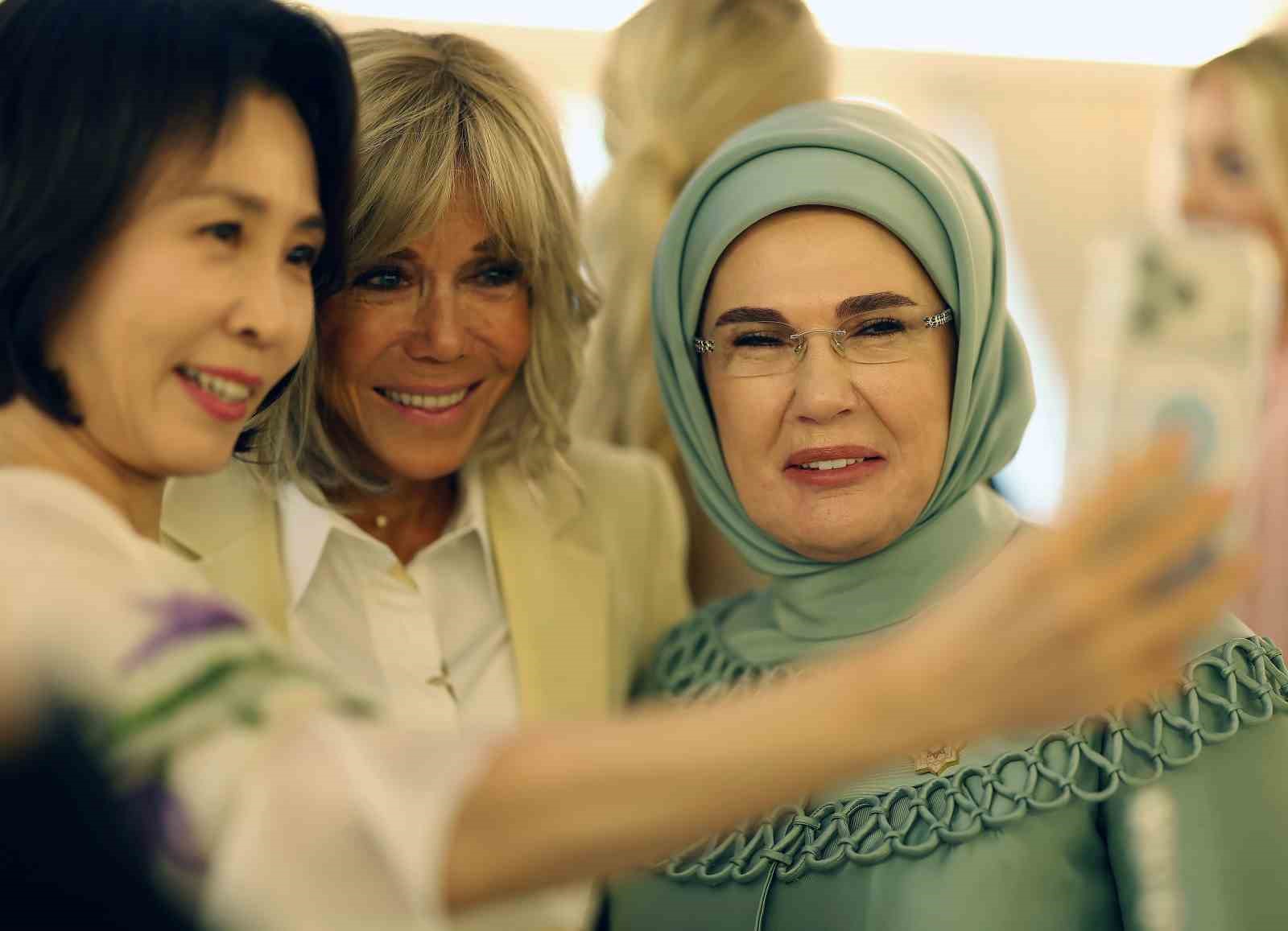 Emine Erdoğan’ın NATO marjında buluşturduğu lider eşleri "Çocuklar, Teknoloji ve Güvenlik" konusunu ele aldı 8 emine erdoganin nato marjinda bulusturdugu lider esleri cocuklar teknoloji ve guvenlik konusunu ele aldi cyX3Ppih