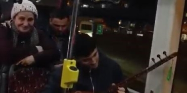 eminonu-arnavutkoy-seferindeki-iett-otobusunde-sazli-yolculuk-SzJS4alV.jpg