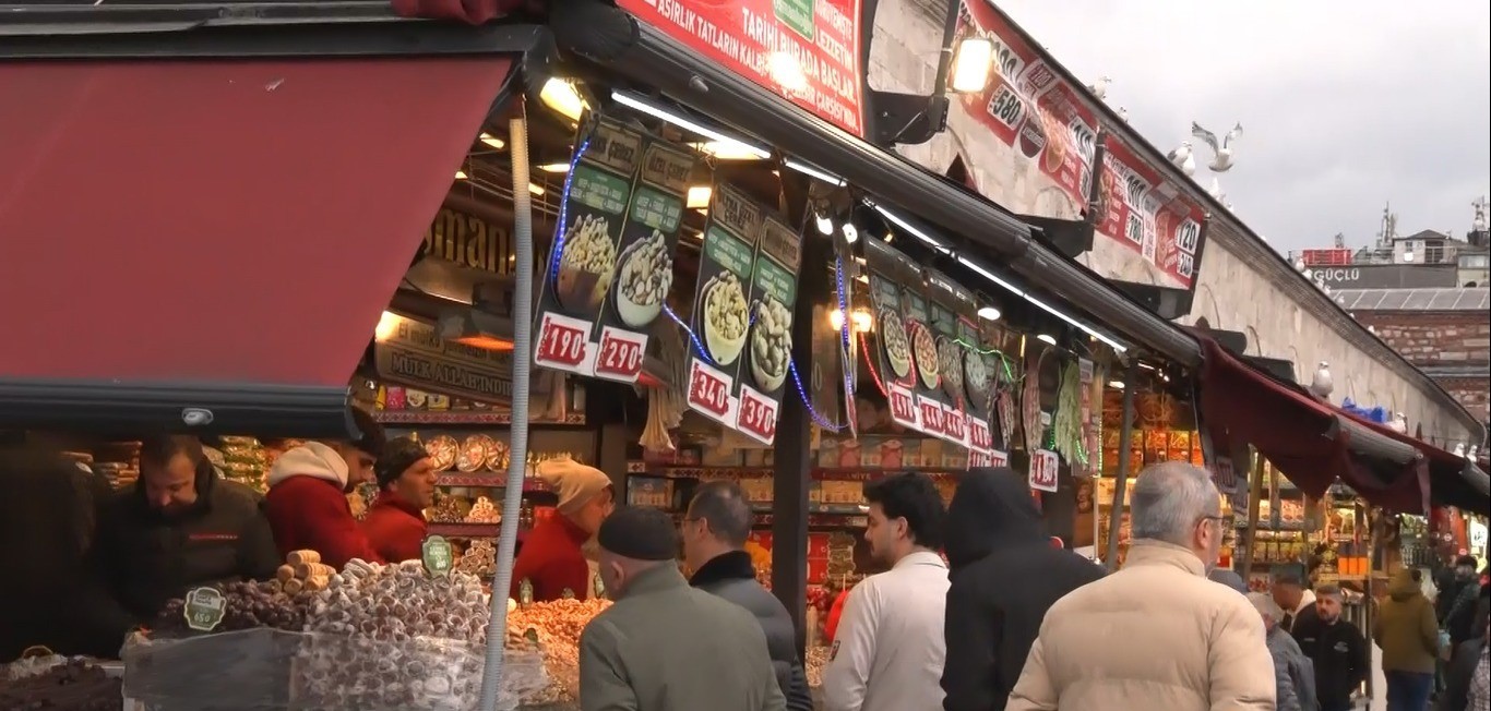 eminonunde bayram alisverisi hareketliligi 1