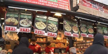 eminonunde-bayram-alisverisi-hareketliligi-LsXfWtj9.jpg