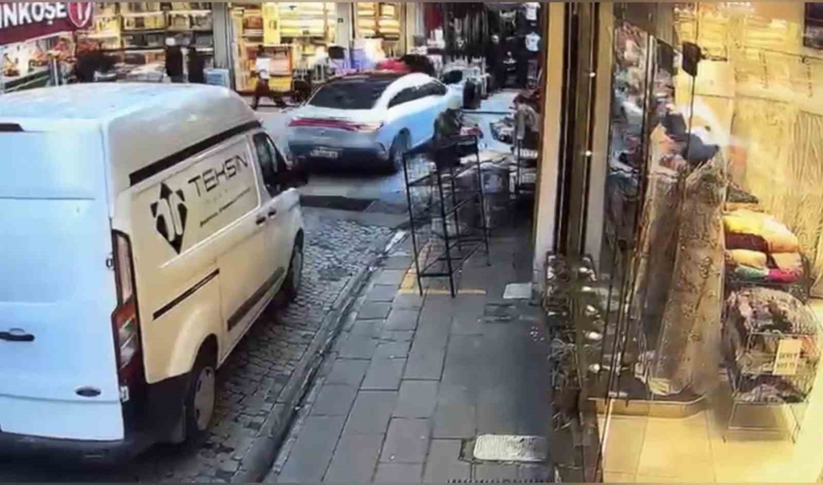 eminonunde fren yerine gaza basan surucu vatandaslarin arasina daldi 1 se51mPOq