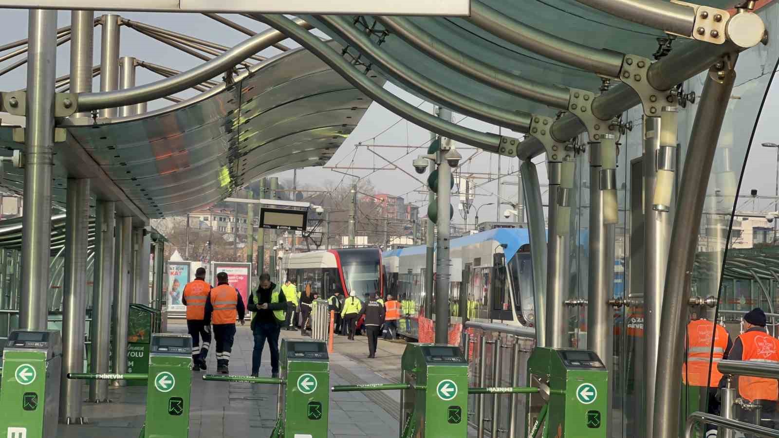 eminonunde tramvay raydan cikti 0 b68nkj88