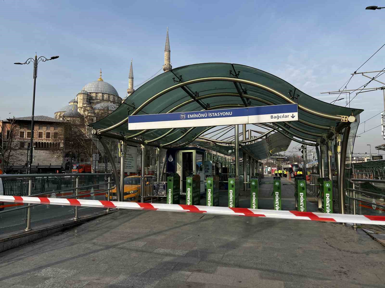 eminonunde tramvay raydan cikti 1 YXQuw3rO