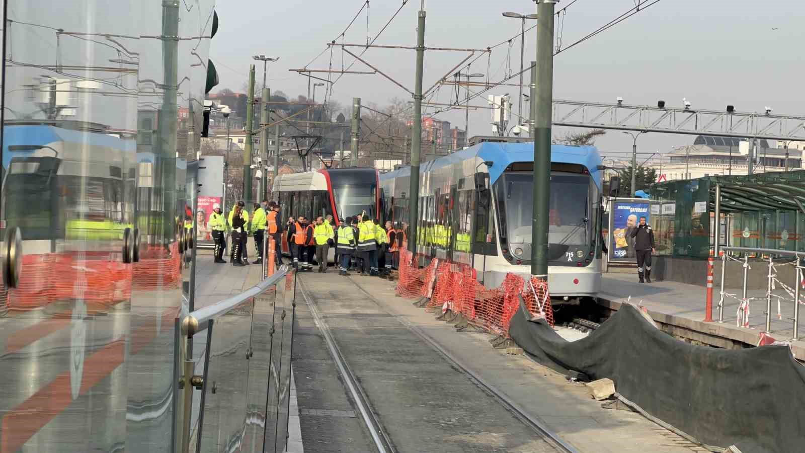 eminonunde tramvay raydan cikti 2