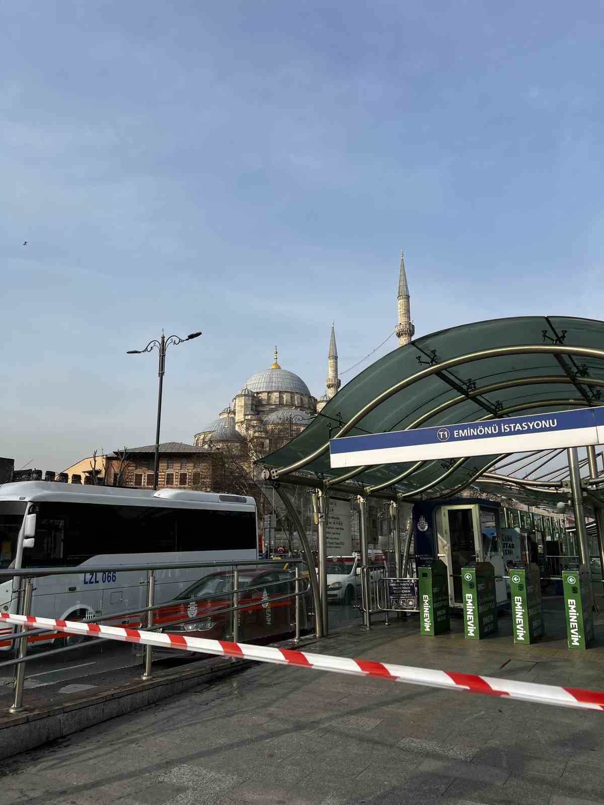 eminonunde tramvay raydan cikti 3